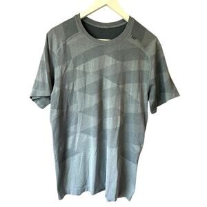 Lululemon Men's Short Sleeve Blue Grey Metal Vent Tech Patterned Shirt - M